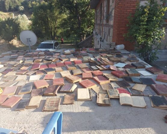 MELEKÂN MEDRESESİ’NİN 200 YILLIK KİTAPLARI KURTARILMAYI BEKLİYOR