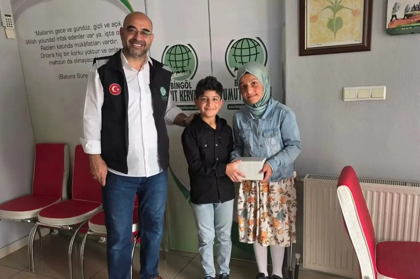 BİNGÖLLÜ KARDEŞLERİN KUMBARASINDAN GAZZE’YE “UMUT” ÇIKTI