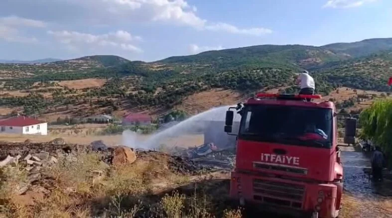 YENİDAL KÖYÜ TAŞOLUK MEZRASI’NDA ÇIKAN OT YANGINI KONTROL ALTINA ALINDI