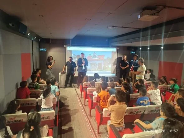 TRT SİNEMA TIRI SOLHAN’DA 1.500 ÇOCUKLA BULUŞTU